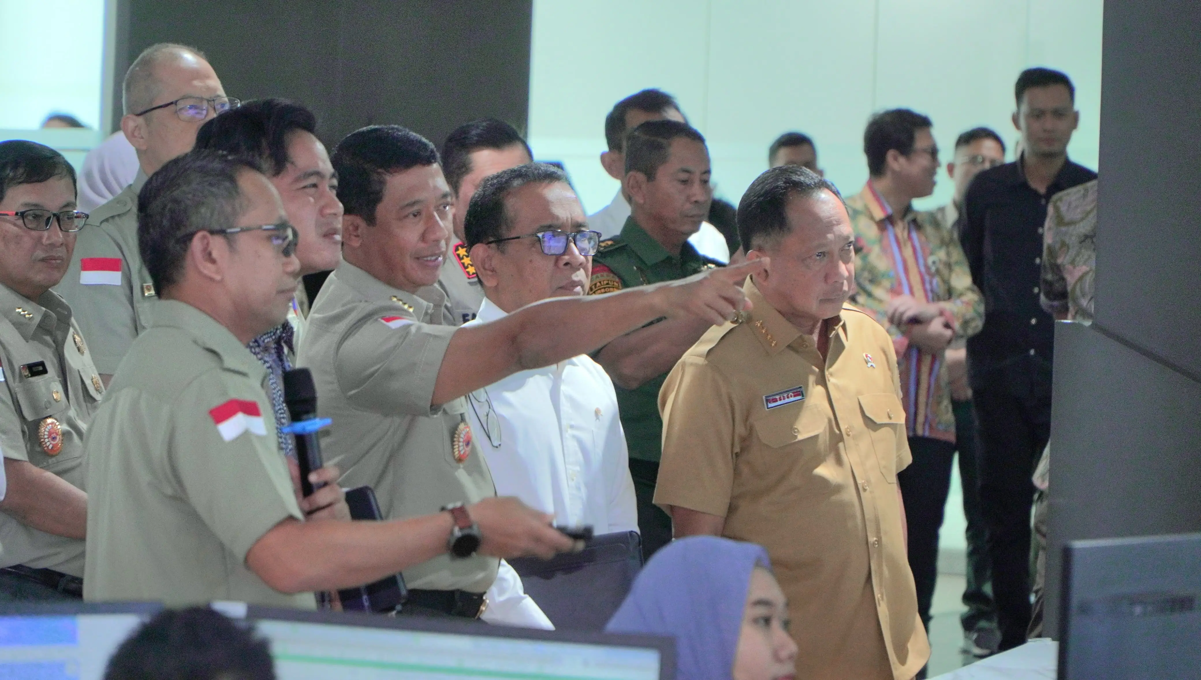 Wakil Presiden (Wapres) Gibran Rakabuming Raka saat mendapatkan penjelasan terkait Penanganan Erupsi Gunung Lewotobi Laki-Laki di Graha BNPB, Jakarta, Selasa (12/11).